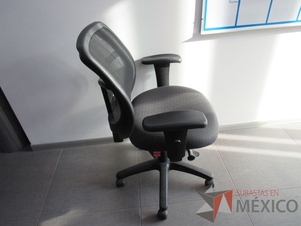 Lote 008 - 4 Sillas operativas con ruedas, descansabrazos, asiento en tela y respaldo en malla color negro. - Imagen 3
