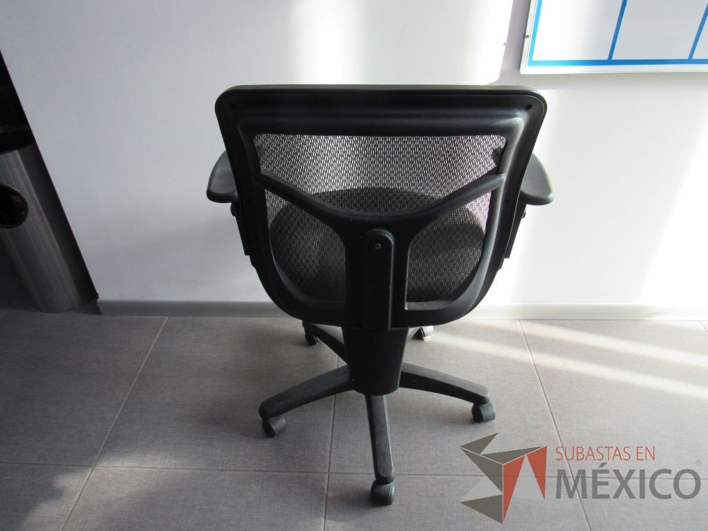 Lote 008 - 4 Sillas operativas con ruedas, descansabrazos, asiento en tela y respaldo en malla color negro. - Imagen 4