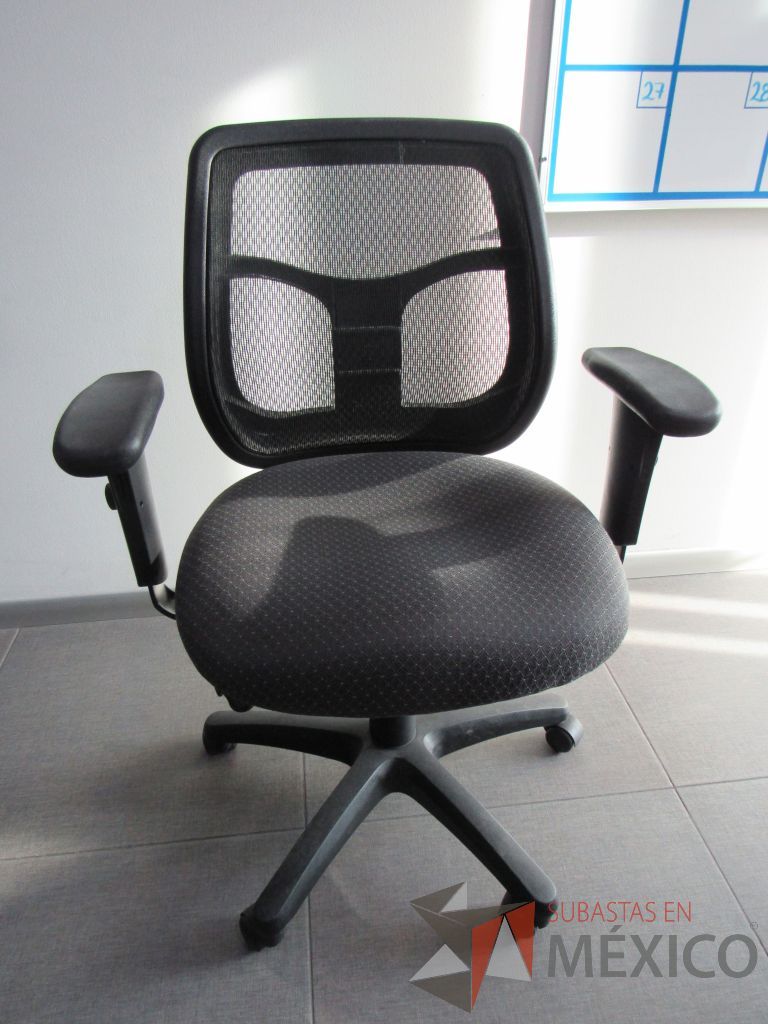 Lote 008 - 4 Sillas operativas con ruedas, descansabrazos, asiento en tela y respaldo en malla color negro. - Imagen 5