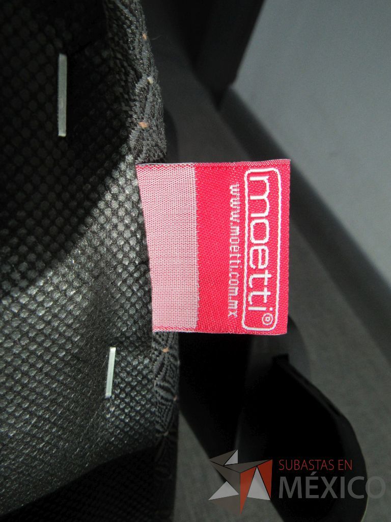 Lote 008 - 4 Sillas operativas con ruedas, descansabrazos, asiento en tela y respaldo en malla color negro. - Imagen 6