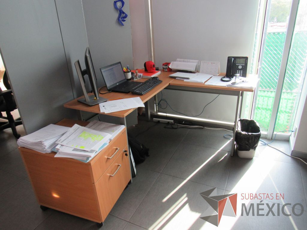 Lote 014 - Escritorio en escuadra con base metálica y un archivero con ruedas de 2 cajones.