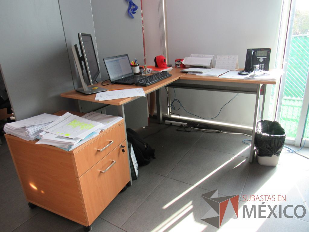 Lote 014 - Escritorio en escuadra con base metálica y un archivero con ruedas de 2 cajones. - Imagen 2