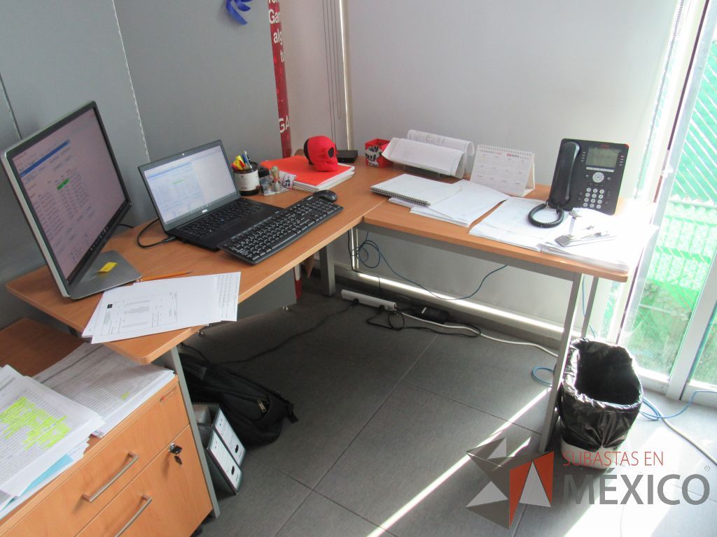 Lote 014 - Escritorio en escuadra con base metálica y un archivero con ruedas de 2 cajones. - Imagen 3