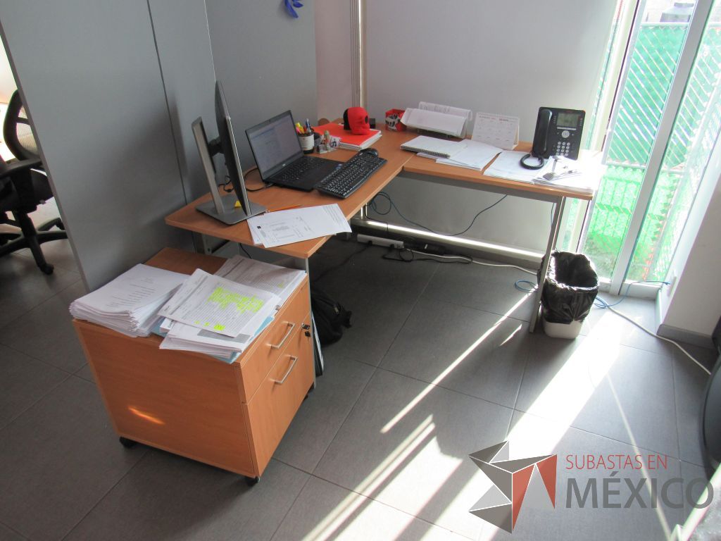 Lote 014 - Escritorio en escuadra con base metálica y un archivero con ruedas de 2 cajones. - Imagen 4