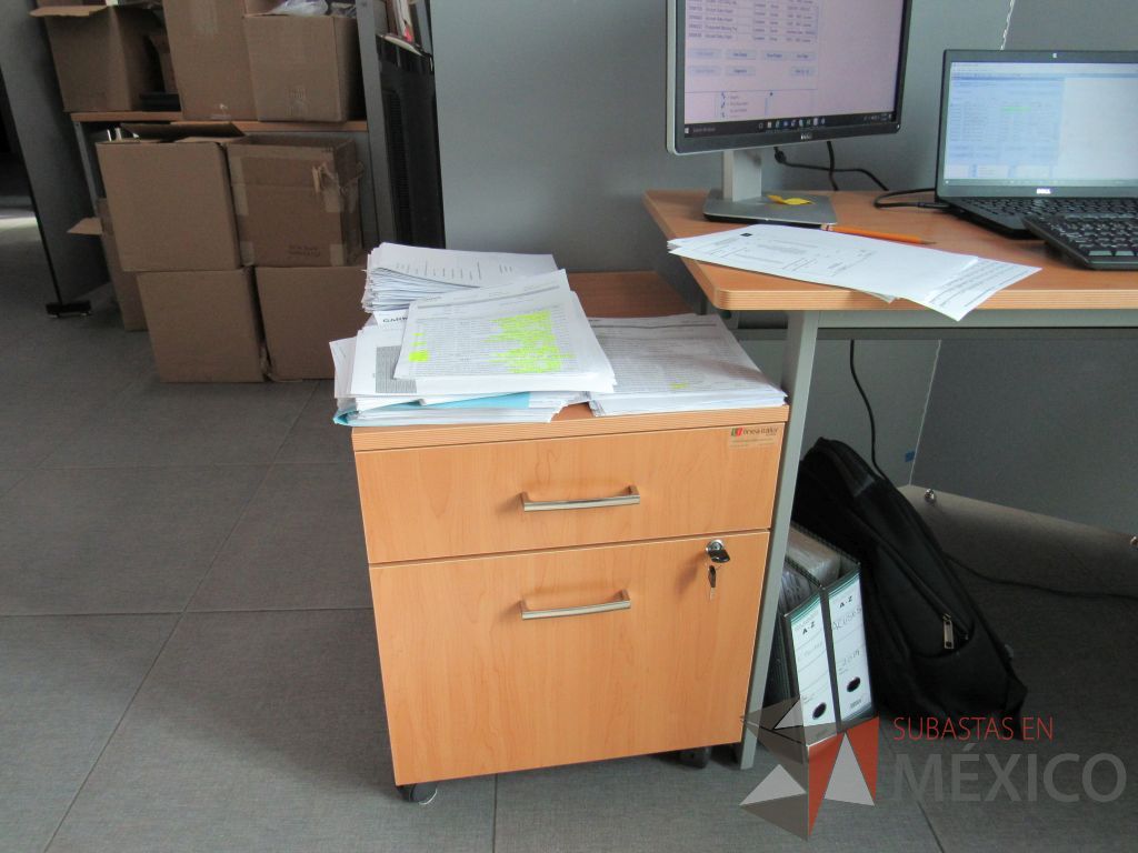 Lote 014 - Escritorio en escuadra con base metálica y un archivero con ruedas de 2 cajones. - Imagen 5