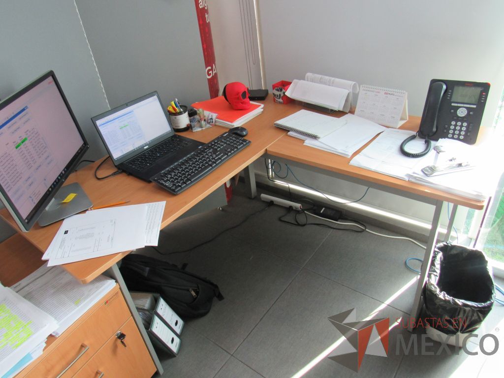 Lote 014 - Escritorio en escuadra con base metálica y un archivero con ruedas de 2 cajones. - Imagen 6