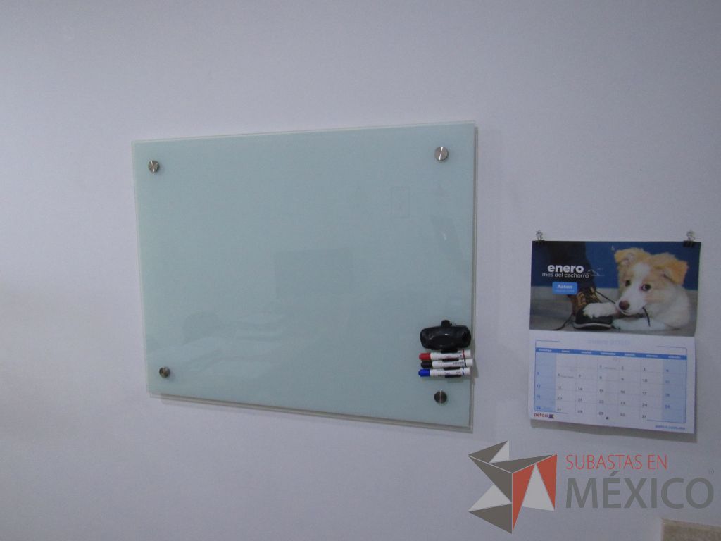 Lote 029 - Oficina ejecutiva con escritorio en escuadra, pizarrón y archivero móvil - Imagen 8