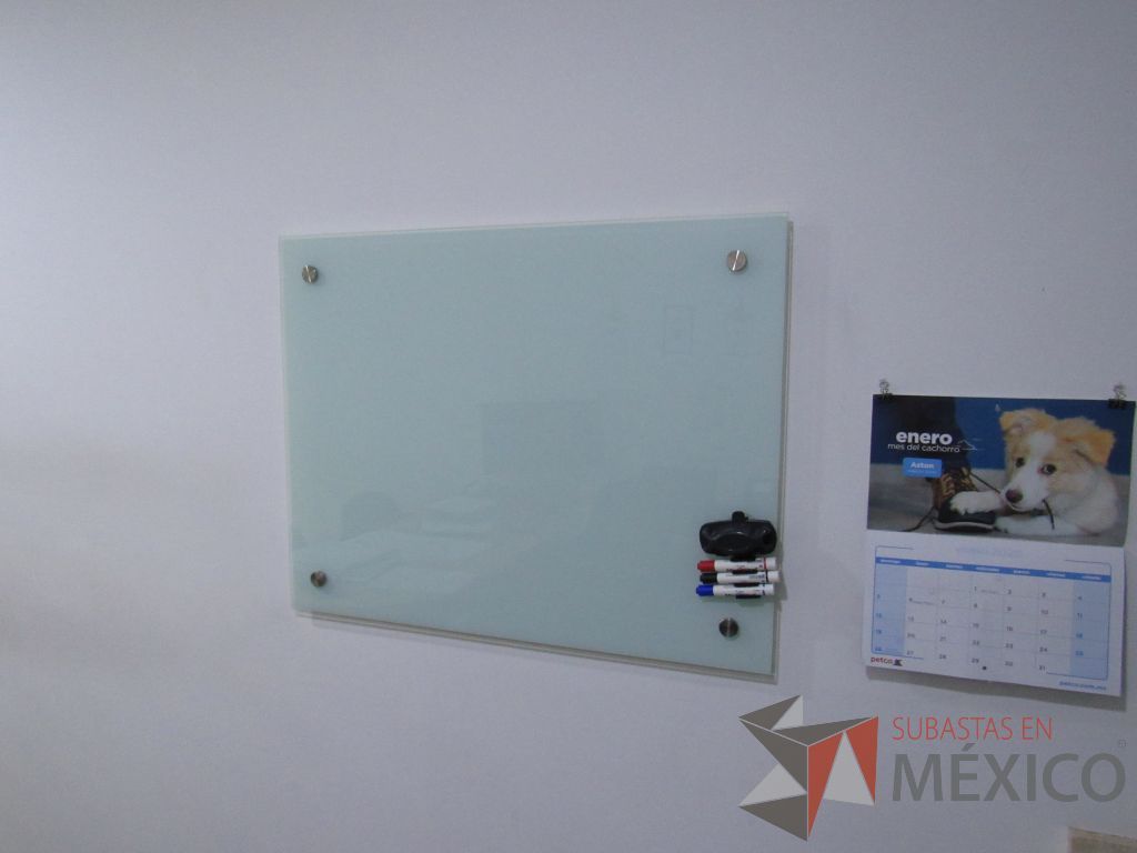 Lote 029 - Oficina ejecutiva con escritorio en escuadra, pizarrón y archivero móvil - Imagen 9