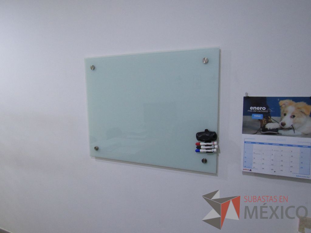 Lote 029 - Oficina ejecutiva con escritorio en escuadra, pizarrón y archivero móvil - Imagen 10