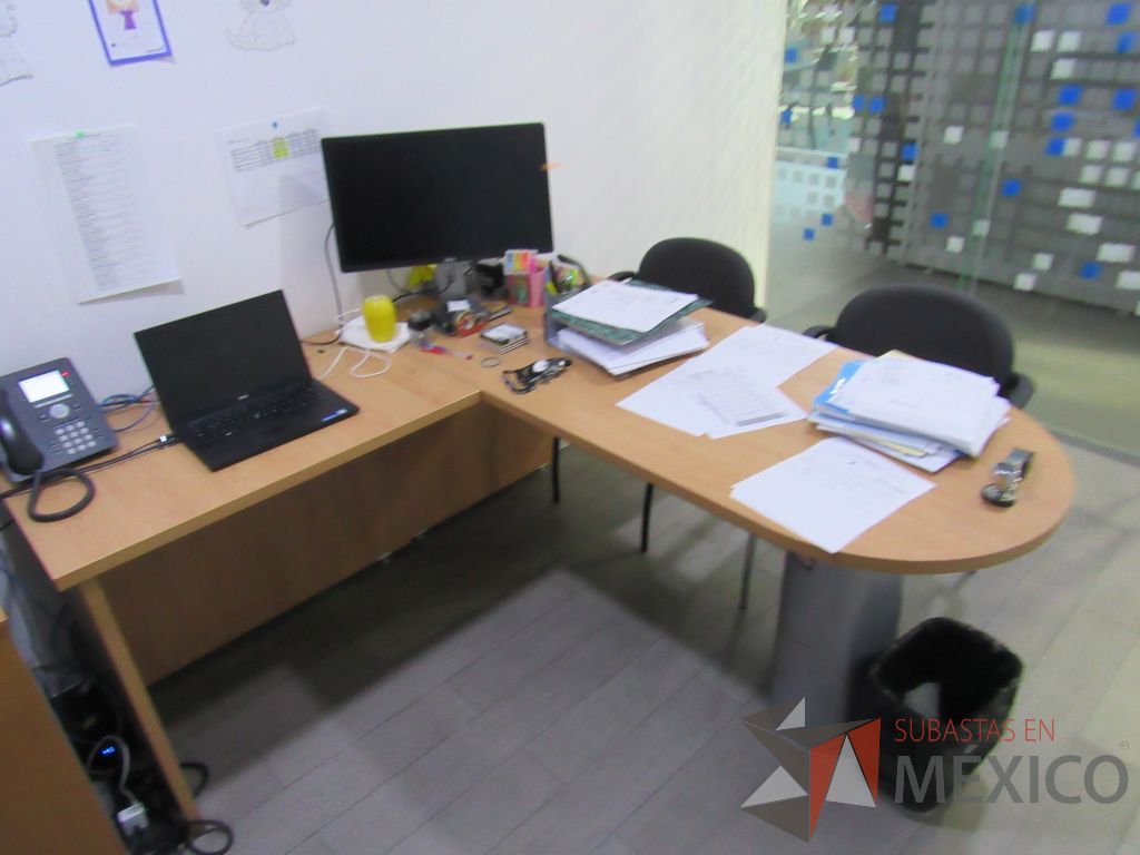 Lote 029 - Oficina ejecutiva con escritorio en escuadra, pizarrón y archivero móvil