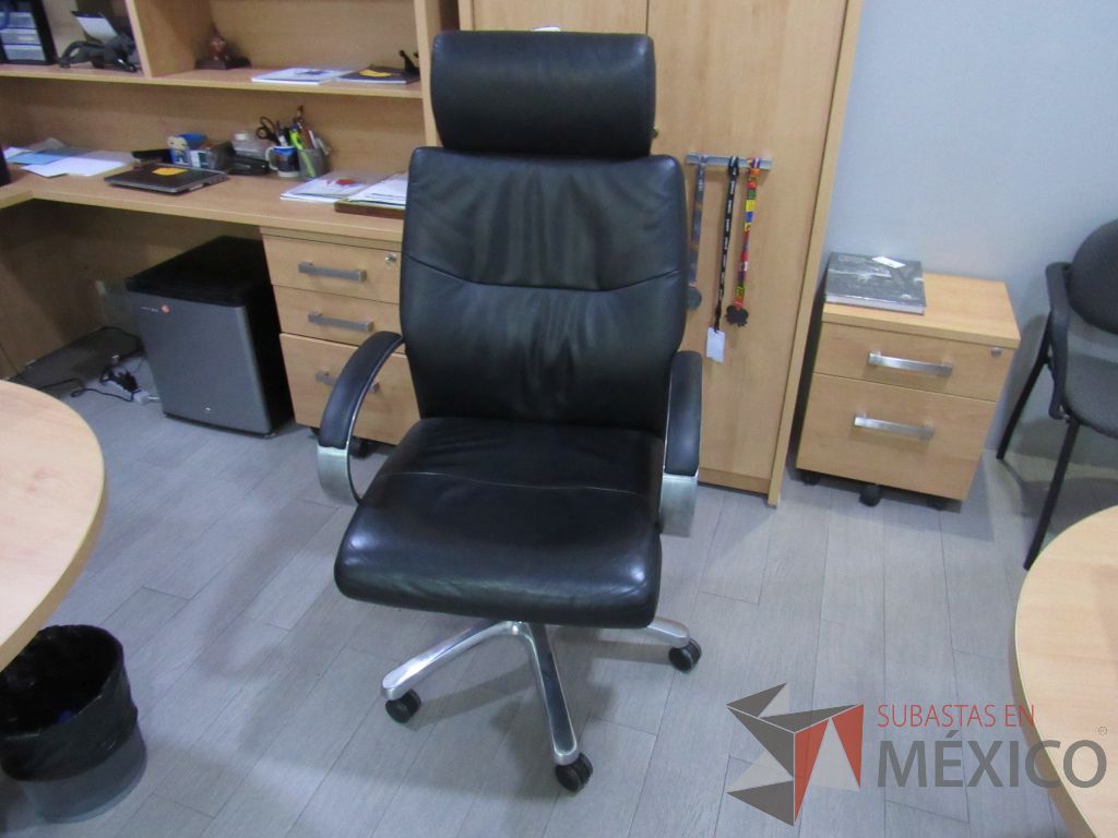 Lote 006 - Silla ejecutiva con ruedas, cabecera, descansabrazos, asiento y respaldo tipo piel color negro. - Imagen 2