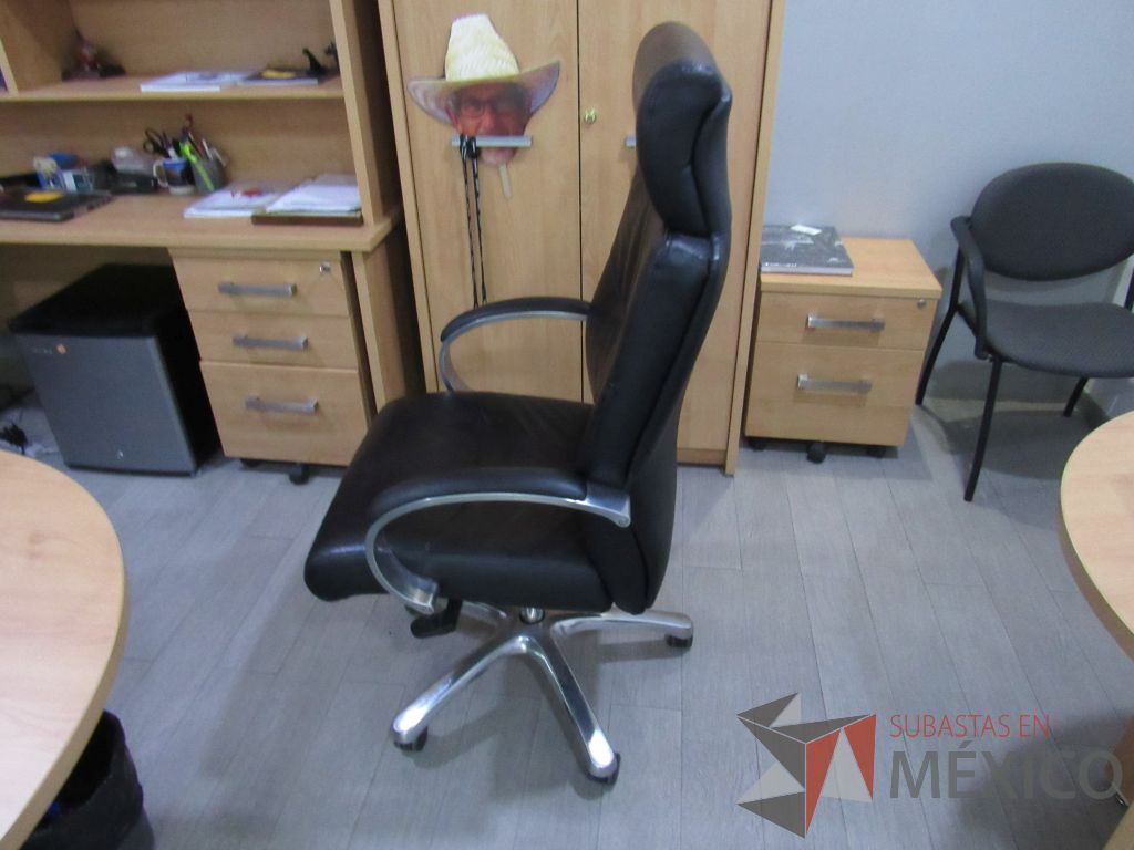 Lote 006 - Silla ejecutiva con ruedas, cabecera, descansabrazos, asiento y respaldo tipo piel color negro. - Imagen 3