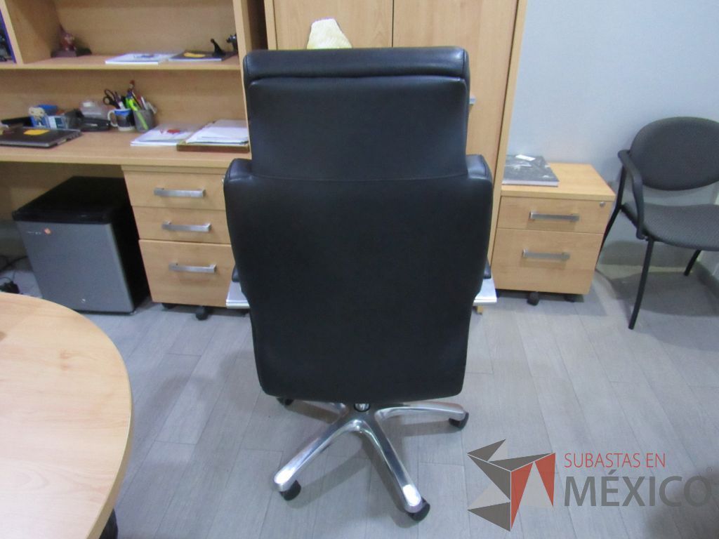 Lote 006 - Silla ejecutiva con ruedas, cabecera, descansabrazos, asiento y respaldo tipo piel color negro. - Imagen 4