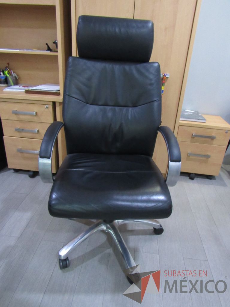 Lote 006 - Silla ejecutiva con ruedas, cabecera, descansabrazos, asiento y respaldo tipo piel color negro. - Imagen 5