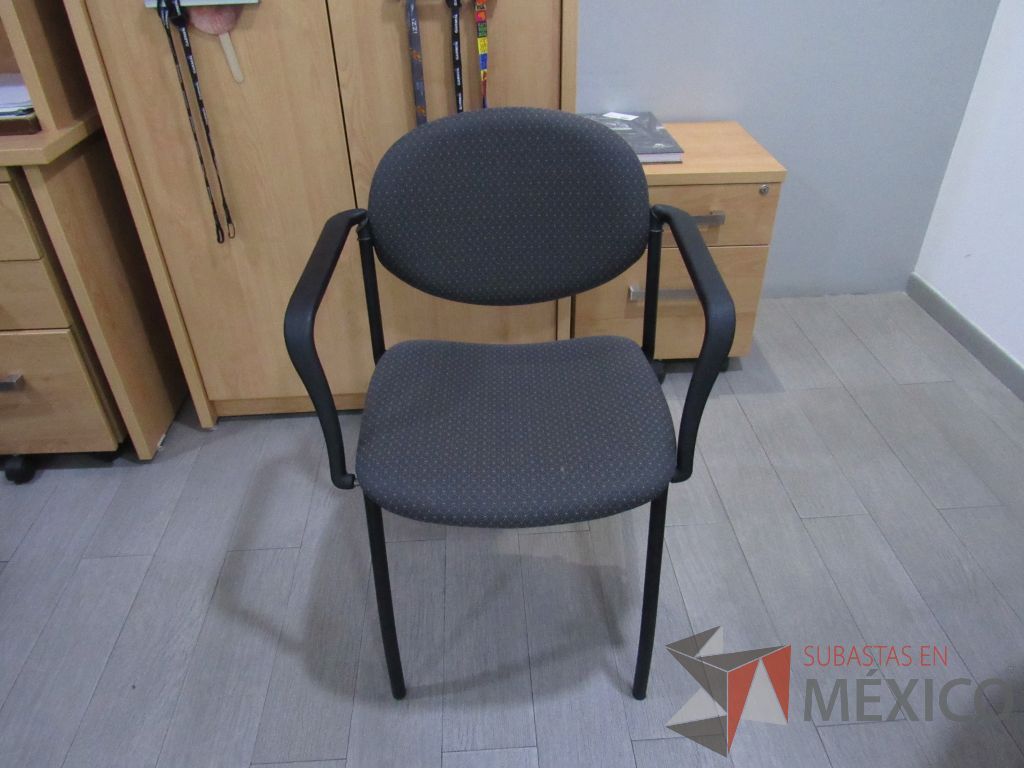 Lote 009 - 2 Sillas de visita con 4 patas metálicas asiento y respaldo en tela color gris