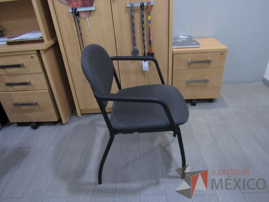 Lote 009 - 2 Sillas de visita con 4 patas metálicas asiento y respaldo en tela color gris - Imagen 2