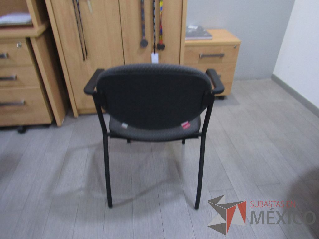 Lote 009 - 2 Sillas de visita con 4 patas metálicas asiento y respaldo en tela color gris - Imagen 3
