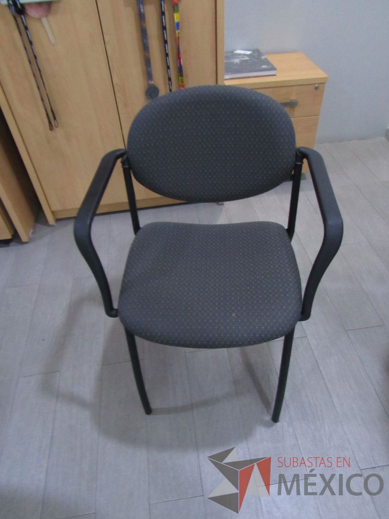 Lote 009 - 2 Sillas de visita con 4 patas metálicas asiento y respaldo en tela color gris - Imagen 4