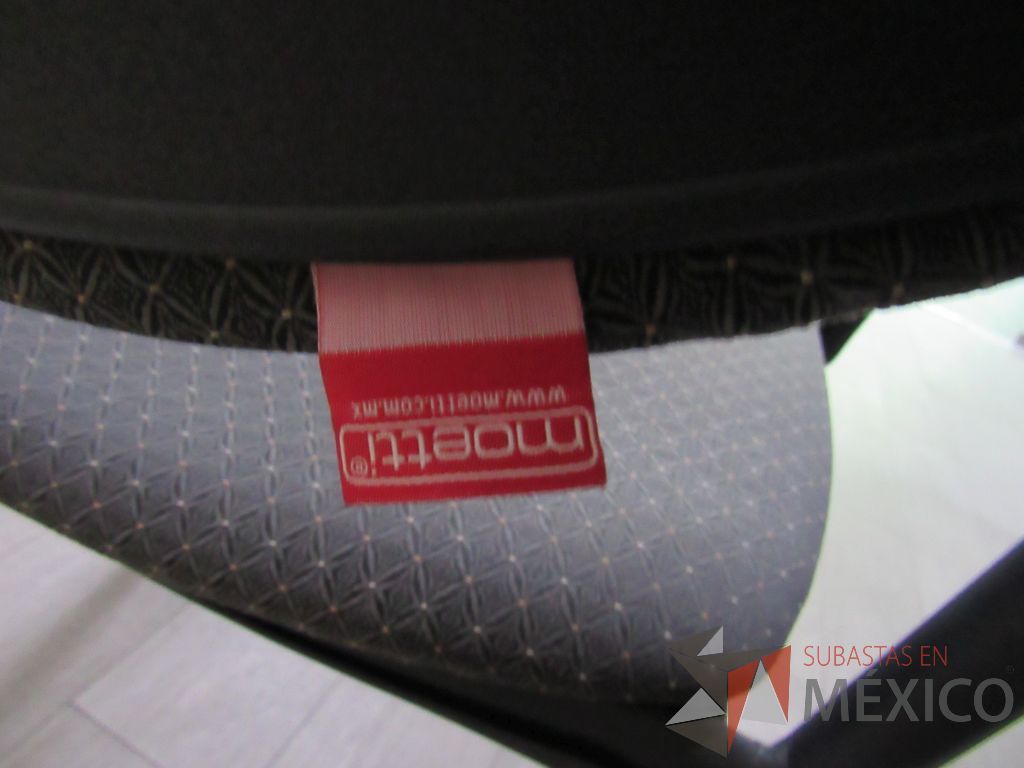 Lote 009 - 2 Sillas de visita con 4 patas metálicas asiento y respaldo en tela color gris - Imagen 5