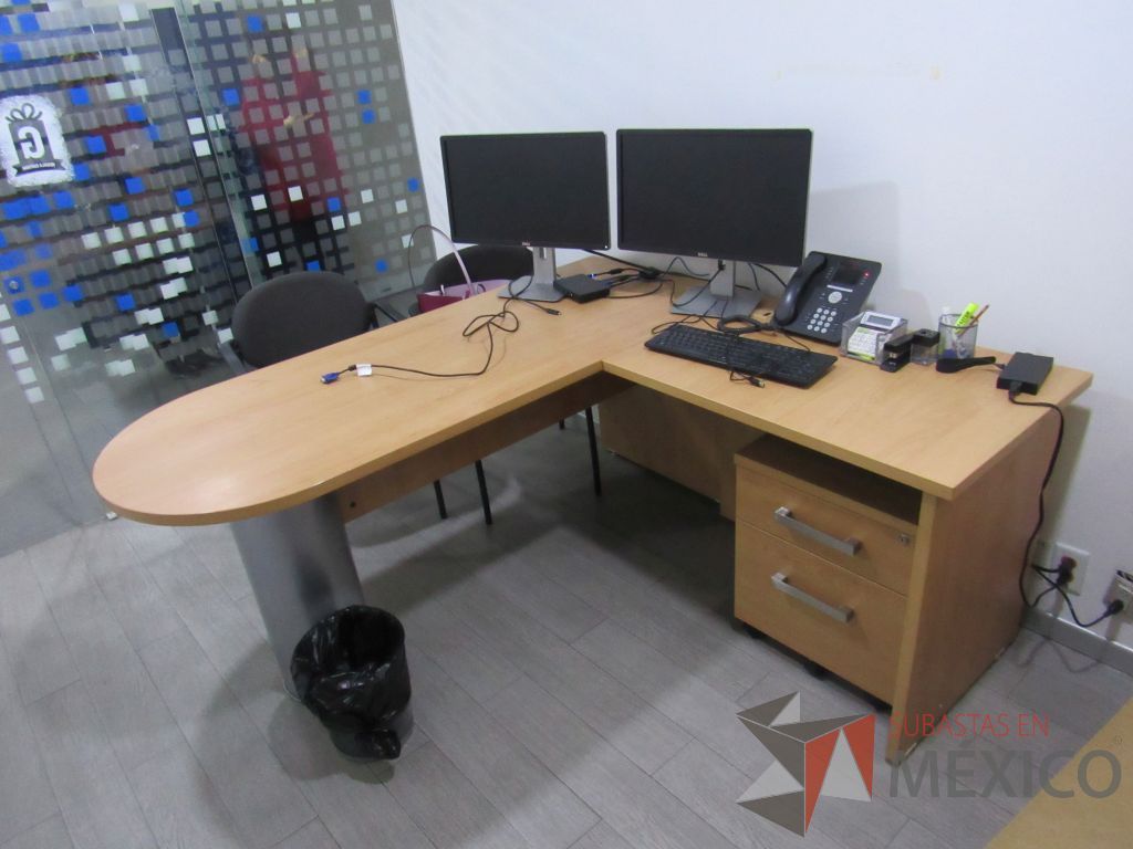 Lote 021 - Oficina Ejecutiva: Escritorio en escuadra, Pizarrón de vidrio, 2 Archiveros