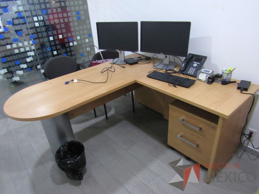 Lote 031 - Oficina ejecutiva con escritorio en escuadra, Pizarrón y archivero móvil - Imagen 3