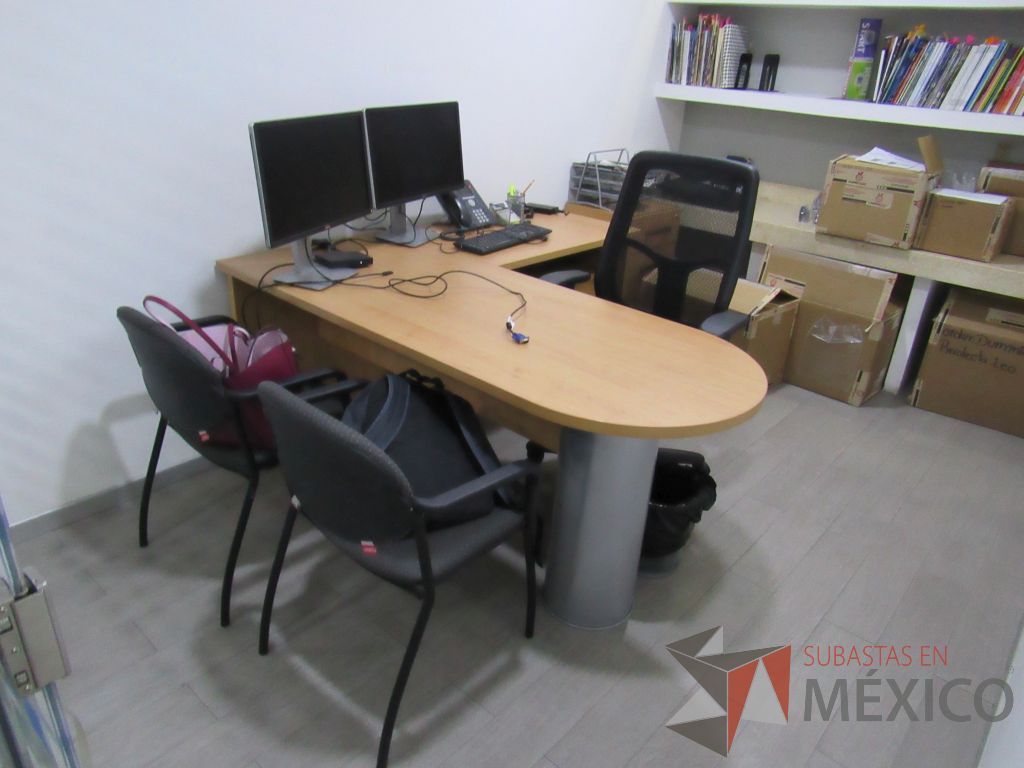 Lote 031 - Oficina ejecutiva con escritorio en escuadra, Pizarrón y archivero móvil