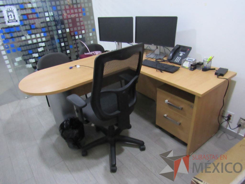 Lote 031 - Oficina ejecutiva con escritorio en escuadra, Pizarrón y archivero móvil - Imagen 5
