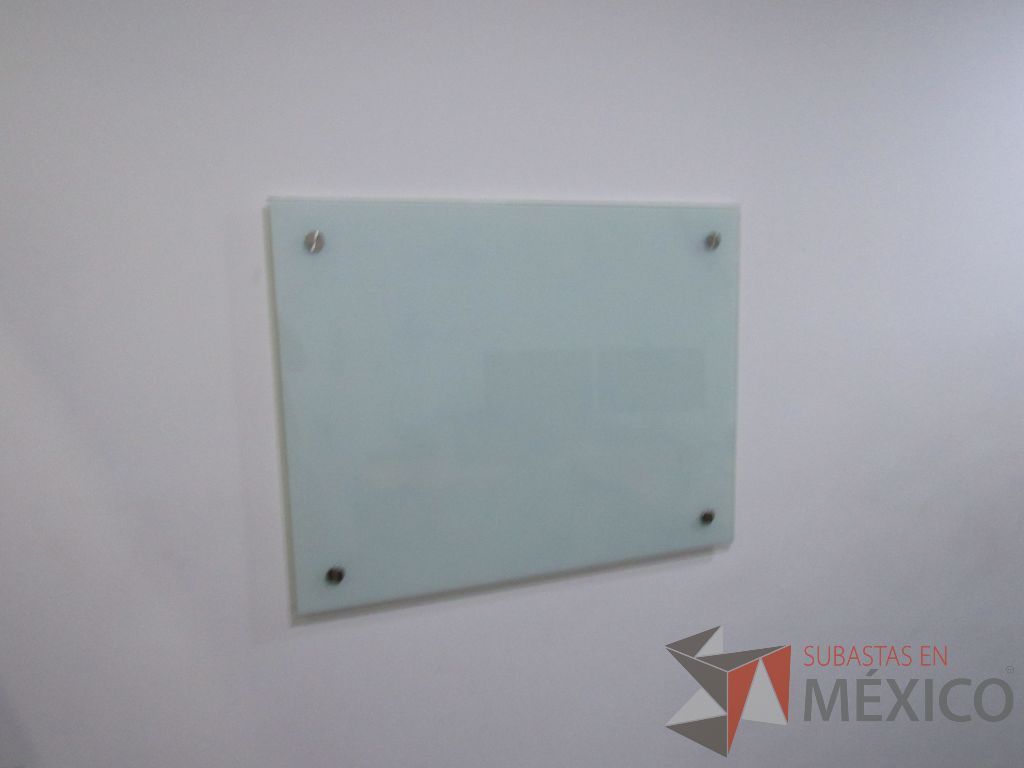 Lote 031 - Oficina ejecutiva con escritorio en escuadra, Pizarrón y archivero móvil - Imagen 7