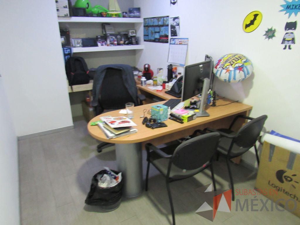 Lote 030 - Oficina ejecutiva: Escritorio en escuadra, Pizarrón de vidrio, 2 Archiveros