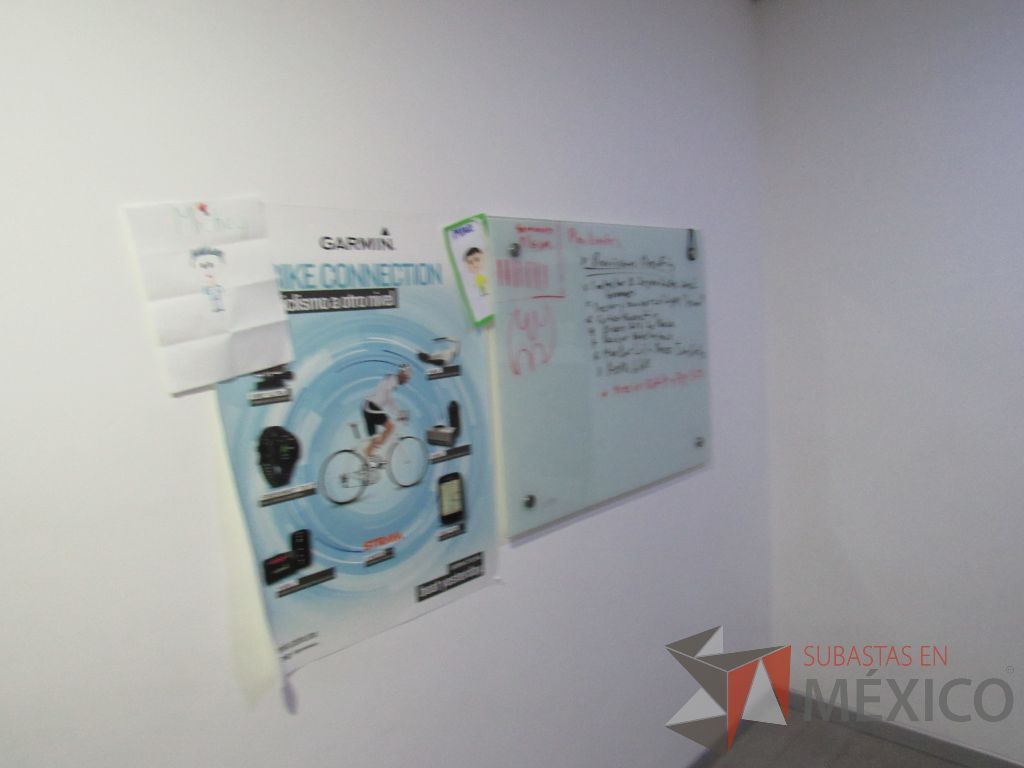 Lote 030 - Oficina ejecutiva: Escritorio en escuadra, Pizarrón de vidrio, 2 Archiveros - Imagen 3