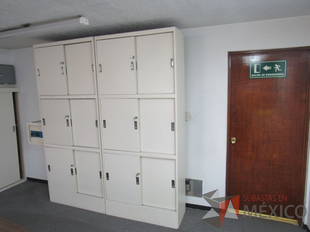 Lote 038 - Gabinete tipo madera con 6 puertas y 3 entrepaños color blanco - Imagen 3