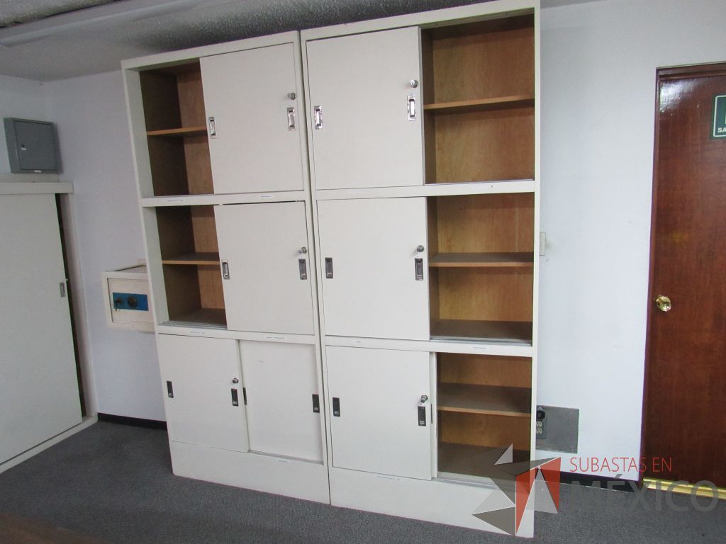 Lote 038 - Gabinete tipo madera con 6 puertas y 3 entrepaños color blanco - Imagen 6