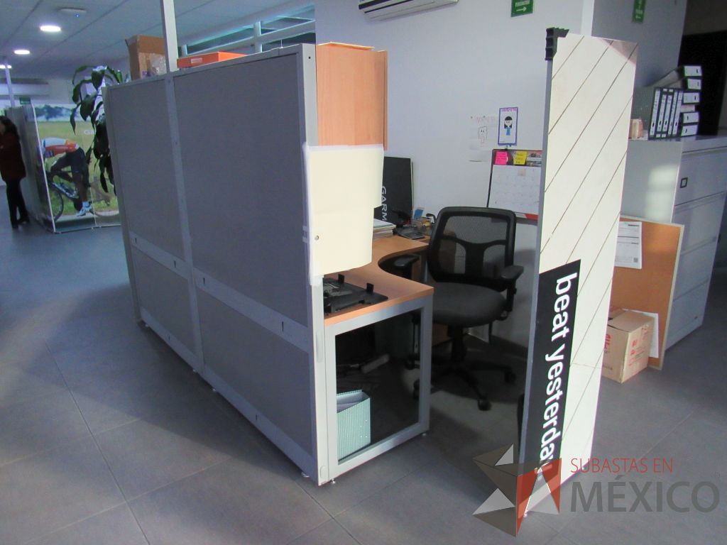 Lote 032 - Estación de trabajo para 2 personas de mampara alta color gris - Imagen 4