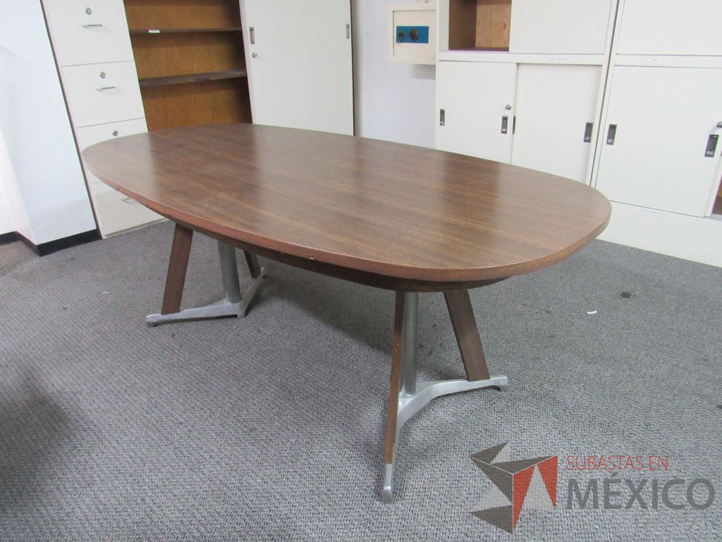 Lote 015 - Mesa de sala de junta para 6 personas con base metálica y cubierta tipo madera color café - Imagen 2
