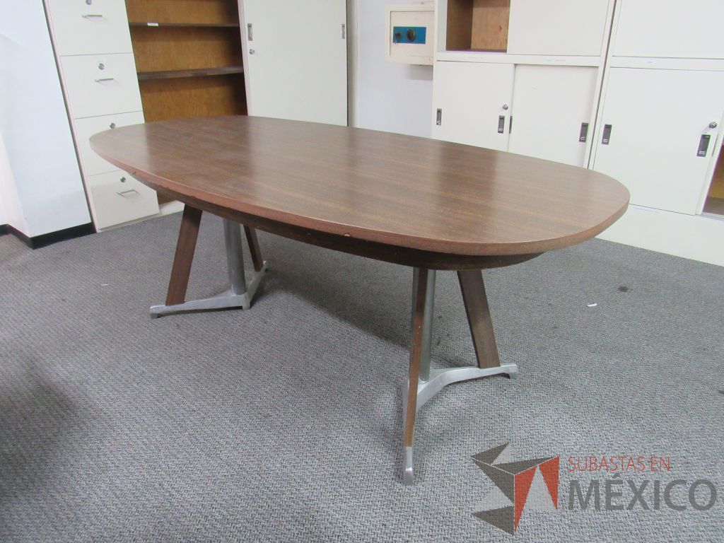 Lote 015 - Mesa de sala de junta para 6 personas con base metálica y cubierta tipo madera color café - Imagen 3