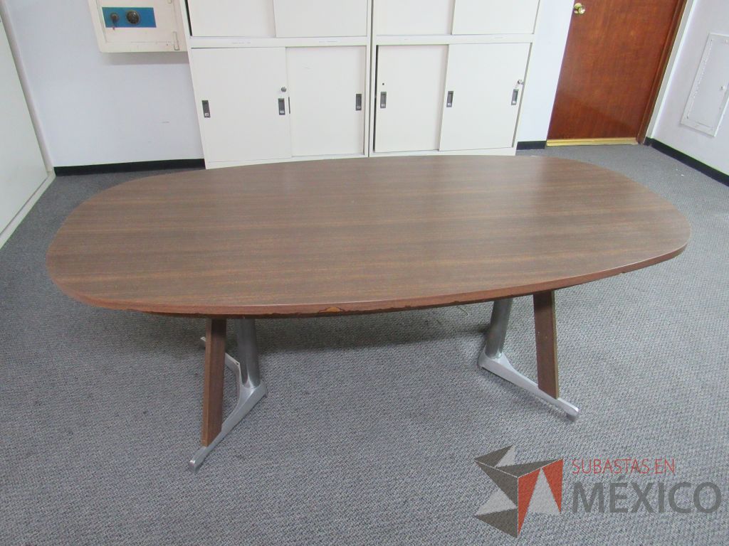 Lote 015 - Mesa de sala de junta para 6 personas con base metálica y cubierta tipo madera color café