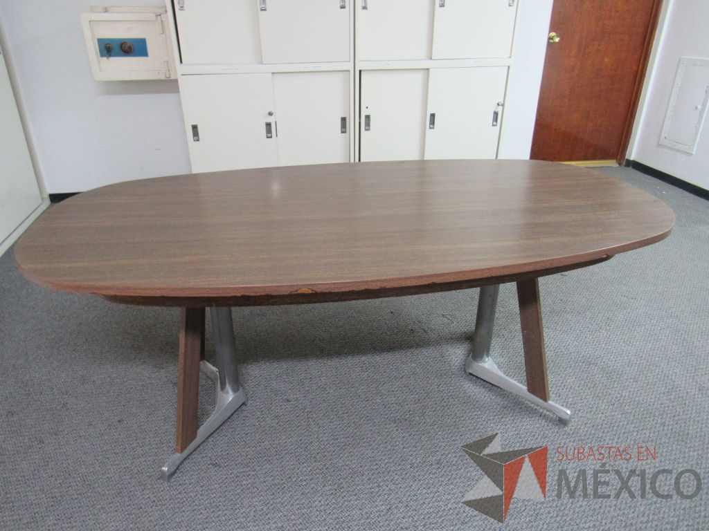 Lote 015 - Mesa de sala de junta para 6 personas con base metálica y cubierta tipo madera color café - Imagen 4