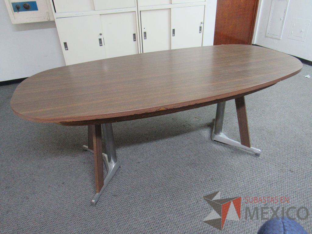 Lote 015 - Mesa de sala de junta para 6 personas con base metálica y cubierta tipo madera color café - Imagen 5