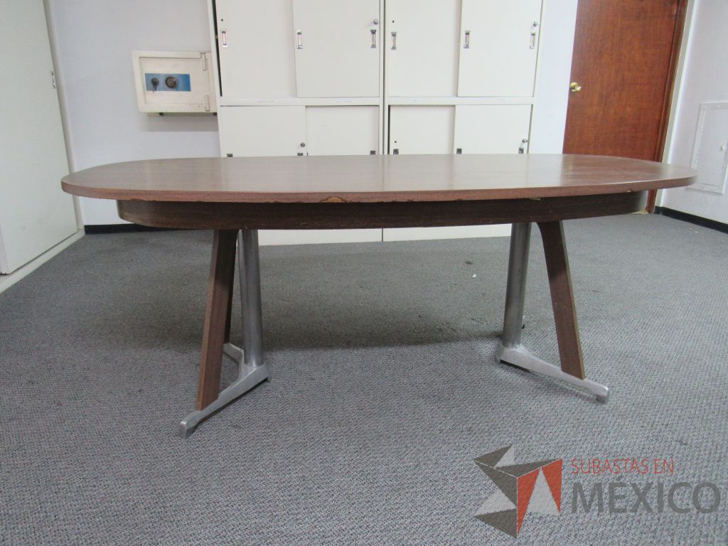 Lote 015 - Mesa de sala de junta para 6 personas con base metálica y cubierta tipo madera color café - Imagen 6