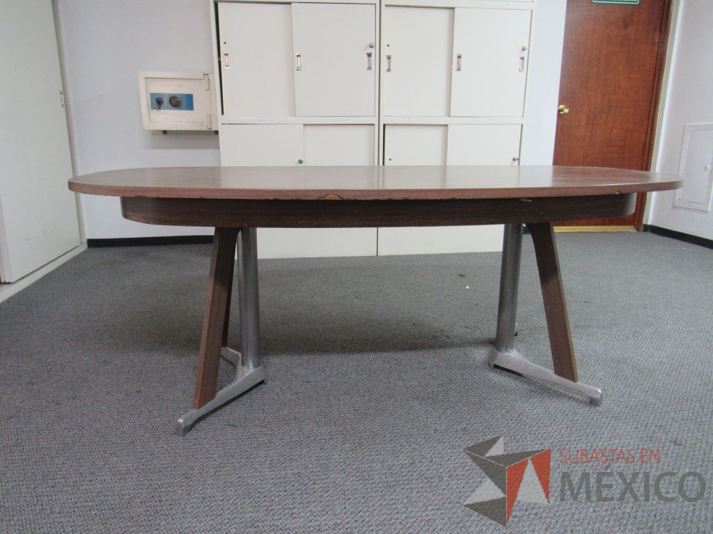 Lote 015 - Mesa de sala de junta para 6 personas con base metálica y cubierta tipo madera color café - Imagen 7