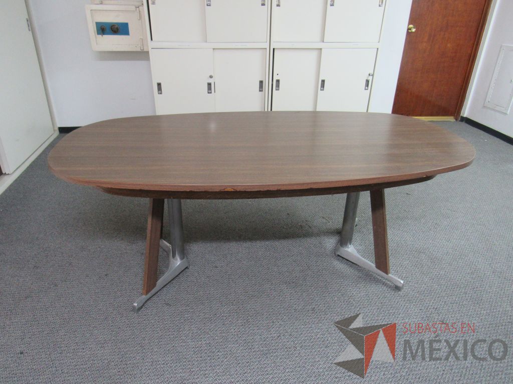 Lote 015 - Mesa de sala de junta para 6 personas con base metálica y cubierta tipo madera color café - Imagen 8