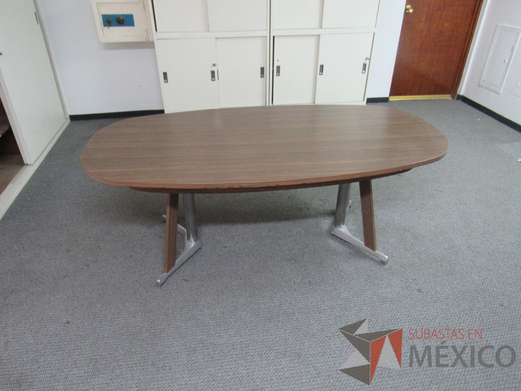 Lote 015 - Mesa de sala de junta para 6 personas con base metálica y cubierta tipo madera color café - Imagen 9