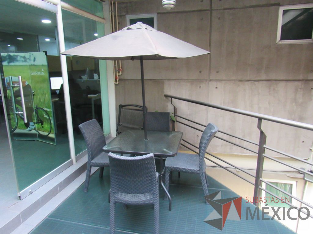 Lote 044 - Mesa para exterior de vidrio con sombrilla y 4 sillas