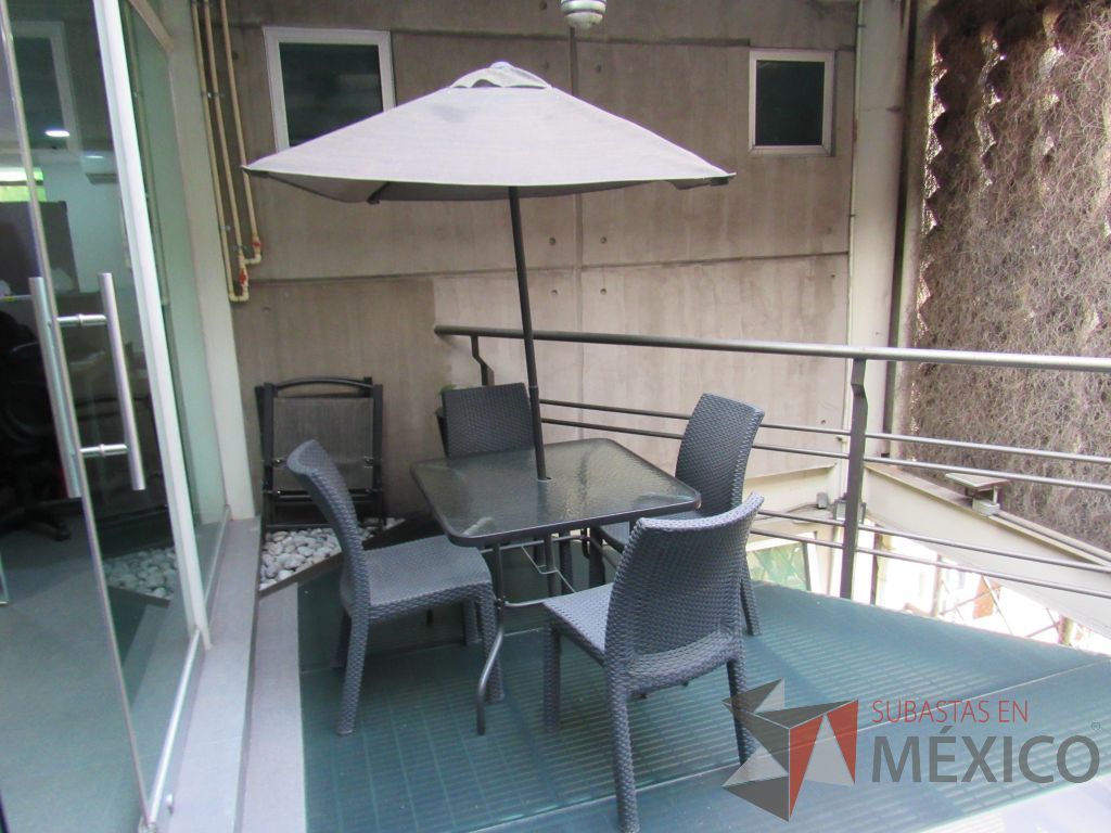 Lote 044 - Mesa para exterior de vidrio con sombrilla y 4 sillas - Imagen 7