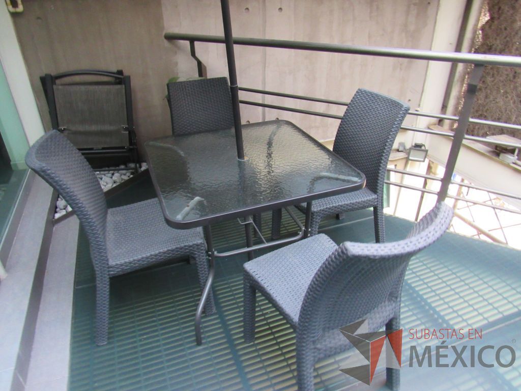 Lote 044 - Mesa para exterior de vidrio con sombrilla y 4 sillas - Imagen 9