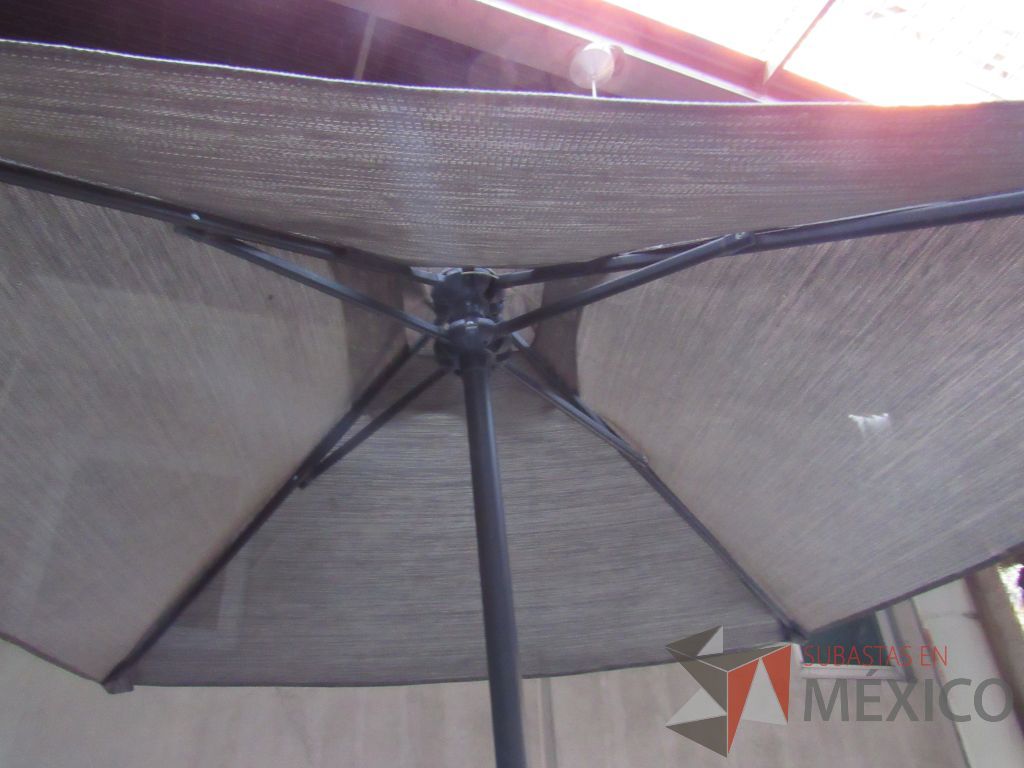 Lote 044 - Mesa para exterior de vidrio con sombrilla y 4 sillas - Imagen 3