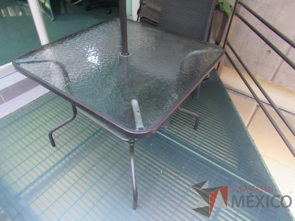 Lote 044 - Mesa para exterior de vidrio con sombrilla y 4 sillas - Imagen 10