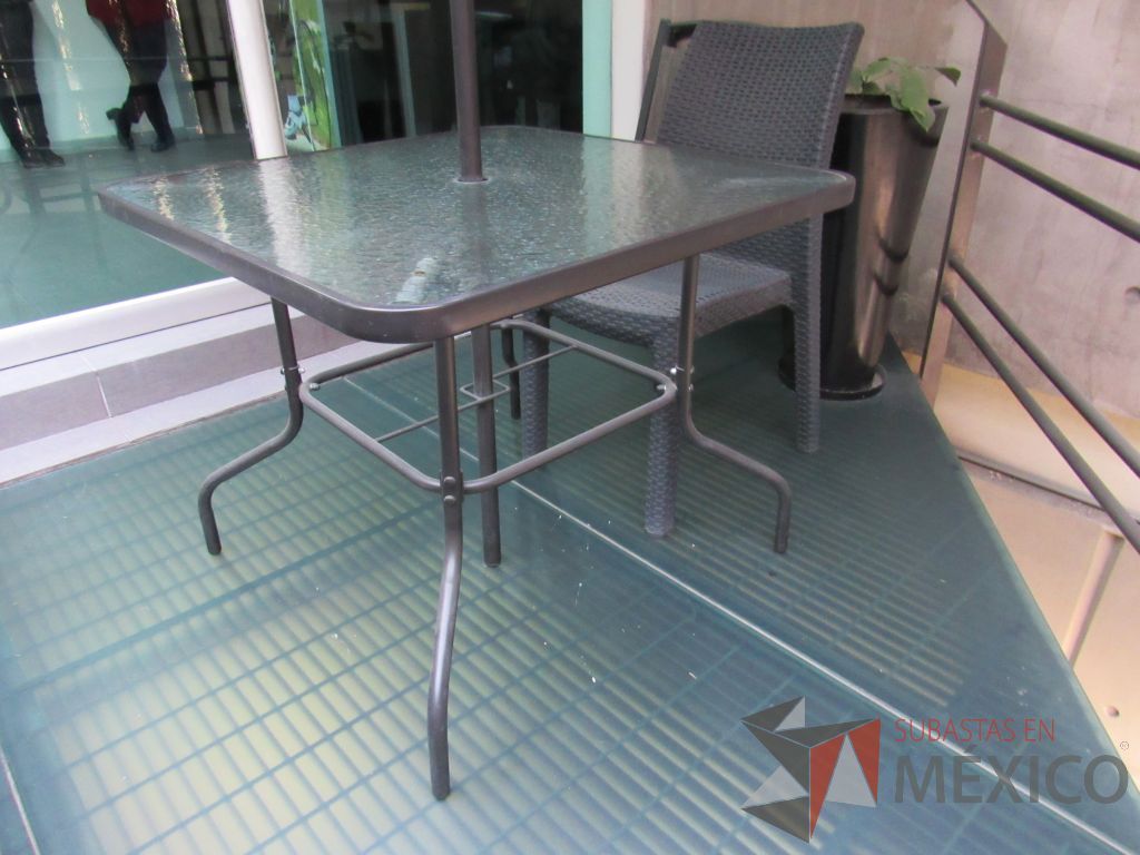Lote 044 - Mesa para exterior de vidrio con sombrilla y 4 sillas - Imagen 11