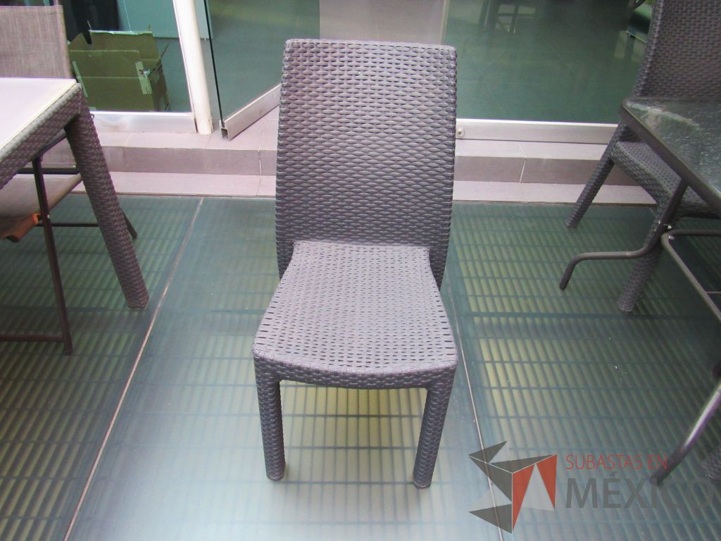 Lote 044 - Mesa para exterior de vidrio con sombrilla y 4 sillas - Imagen 4