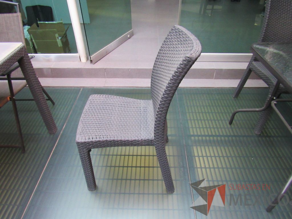 Lote 044 - Mesa para exterior de vidrio con sombrilla y 4 sillas - Imagen 6
